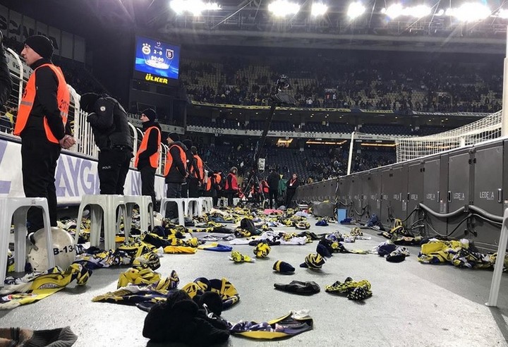 Ihrisko zasypali šály a čapice. Šlo o dobrú vec